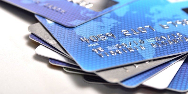 גבייה באמצעות כרטיס אשראי – יתרונות וחסרונות מול גבייה בצ'קים